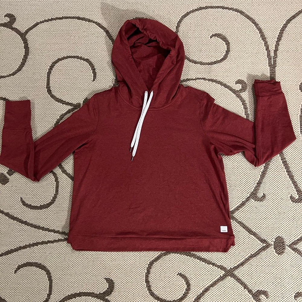 Vuori Halo Essential Hoodie in currant heather, made from DreamKnit™ Size Medium